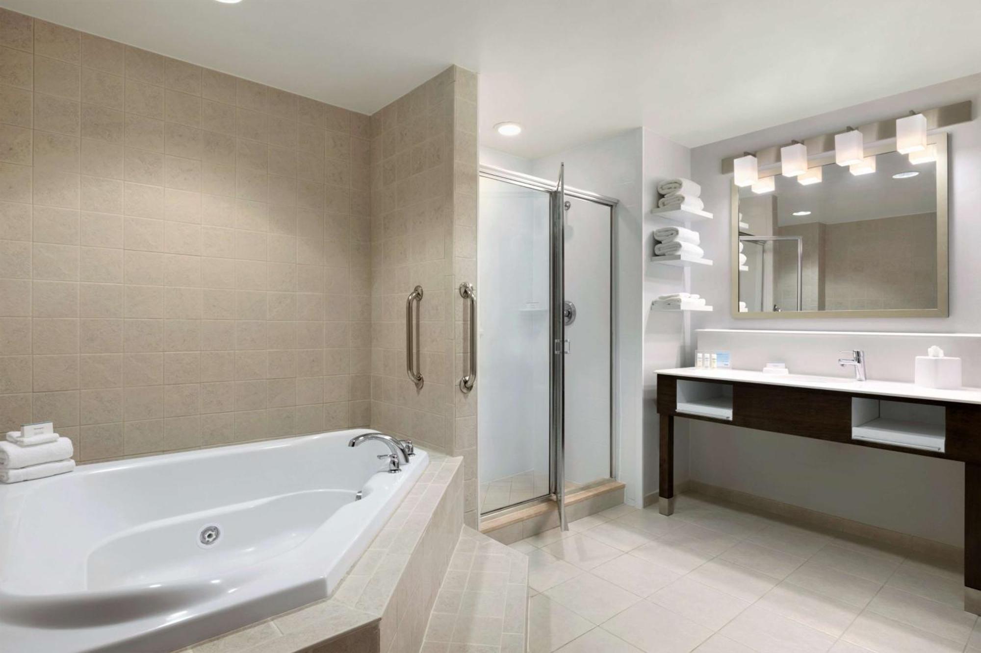 Farmingville Hampton Inn Long Island-Brookhaven מראה חיצוני תמונה